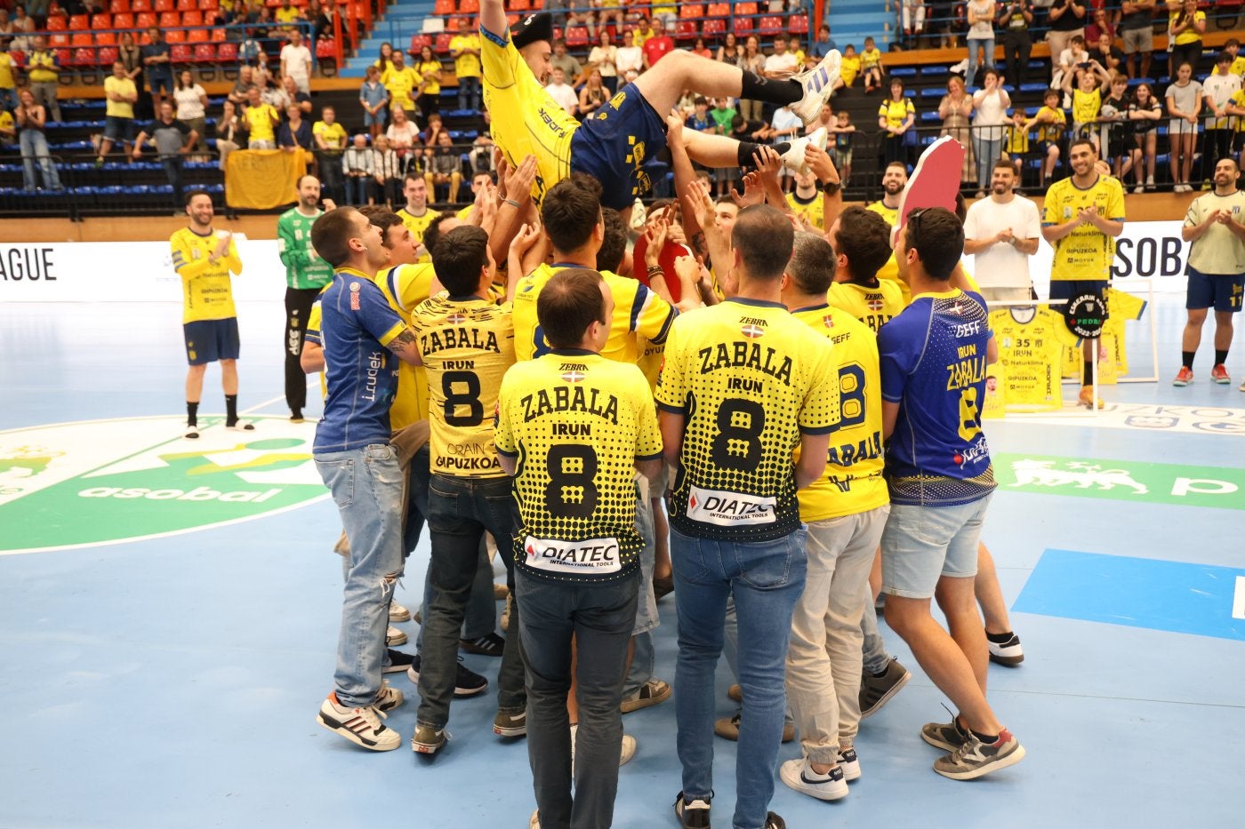 El eibartarra Mikel Zabala, que deja el balonmano de alto nivel, manteado por sus amigos.