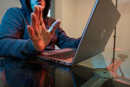 El experto en ciberseguridad, durante su demostración para este periódico.