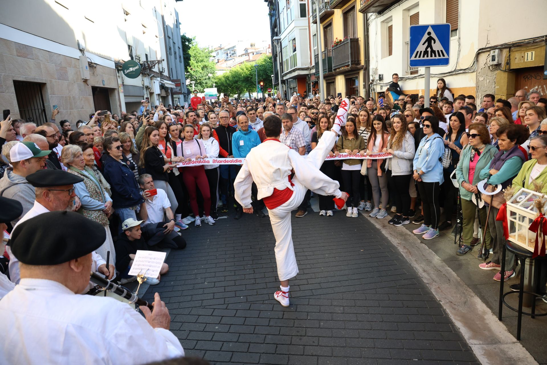 Gran ambiente en el Alardealdia