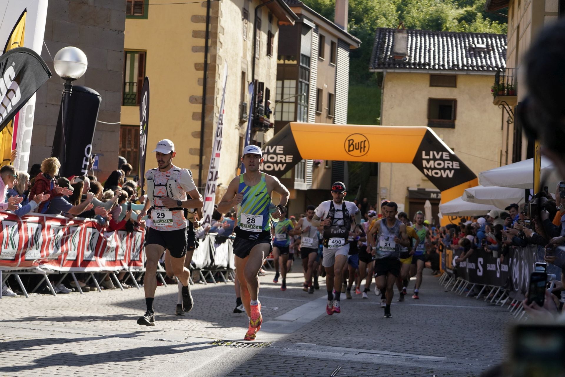 Multitudinaria salida de la Zegama-Aizkorri