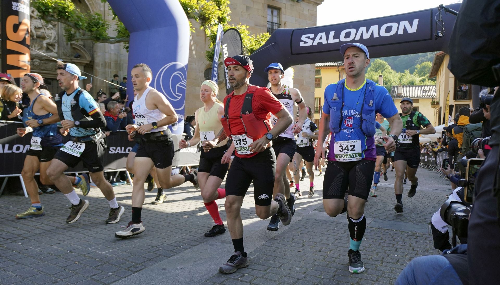Multitudinaria salida de la Zegama-Aizkorri