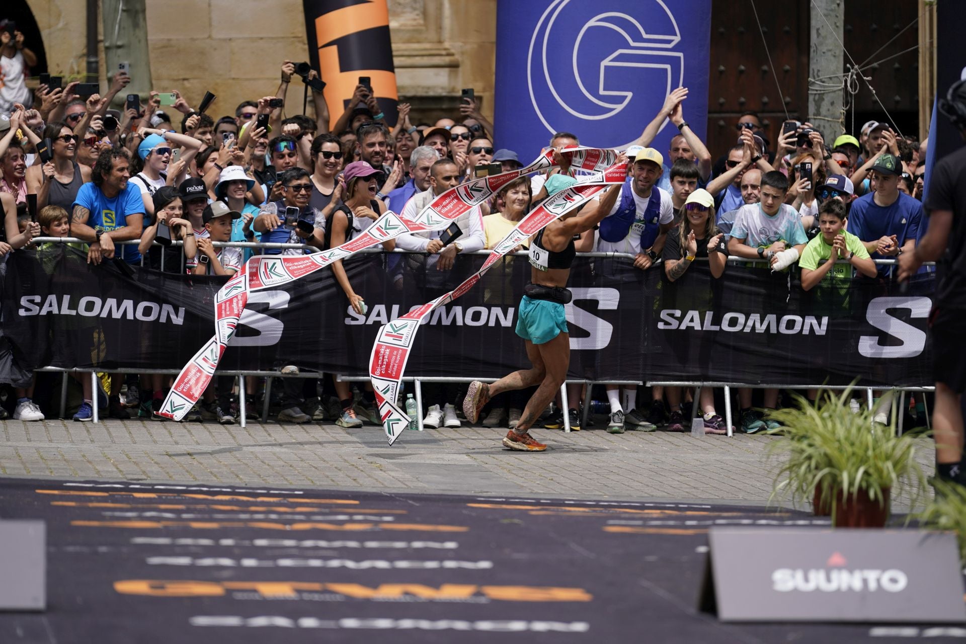 La emocionante llegada a la meta de los corredores de la Zegama-Aizkorri