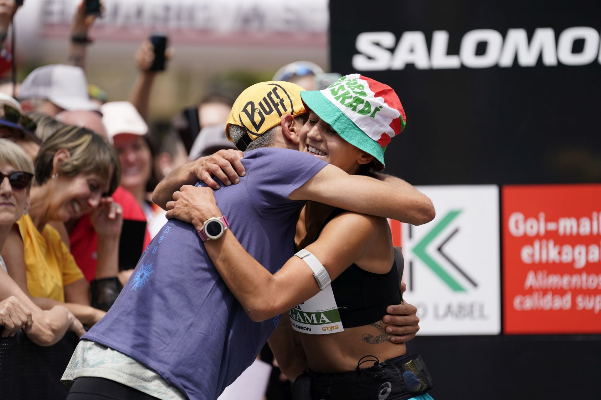La emocionante llegada a la meta de los corredores de la Zegama-Aizkorri