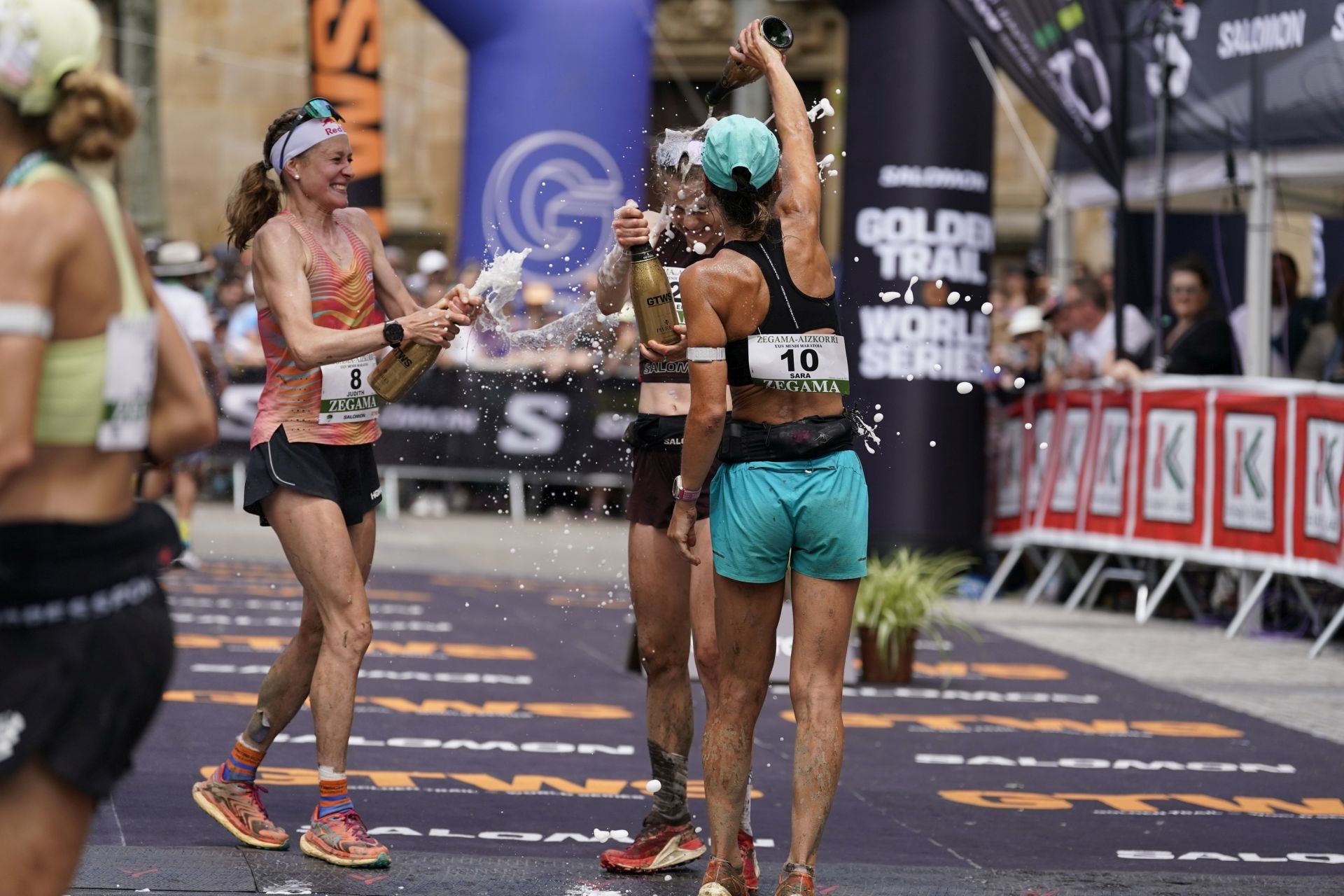 La emocionante llegada a la meta de los corredores de la Zegama-Aizkorri