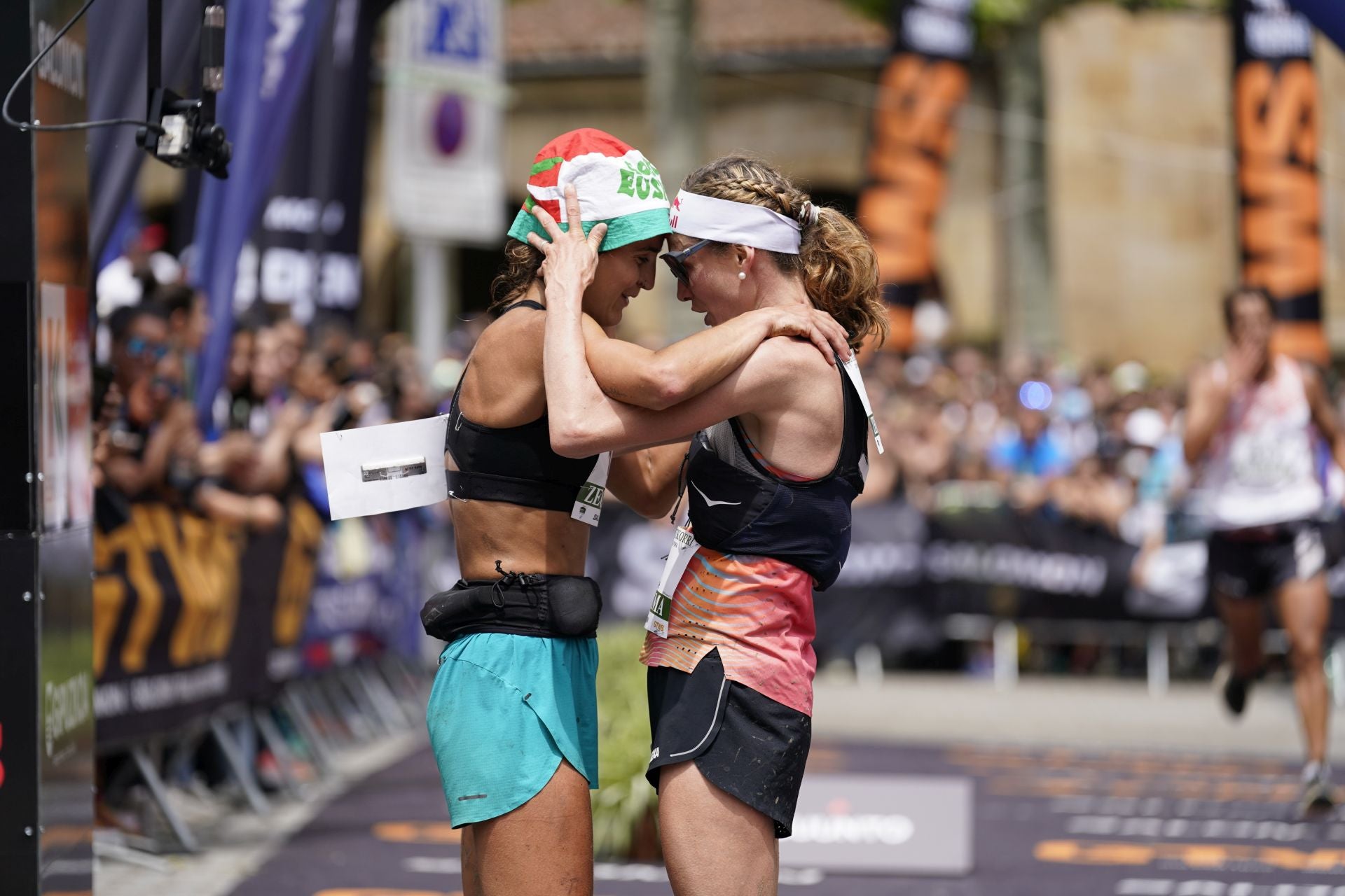 La emocionante llegada a la meta de los corredores de la Zegama-Aizkorri