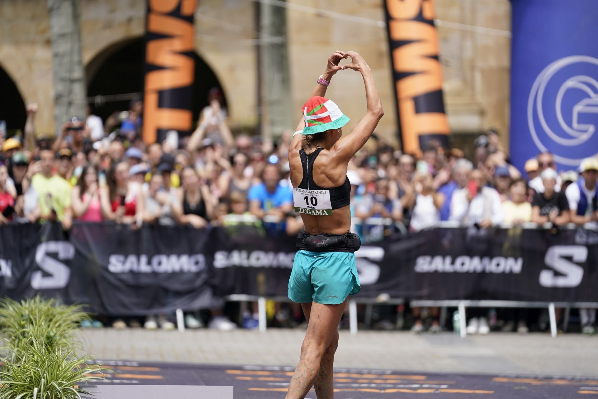 La emocionante llegada a la meta de los corredores de la Zegama-Aizkorri