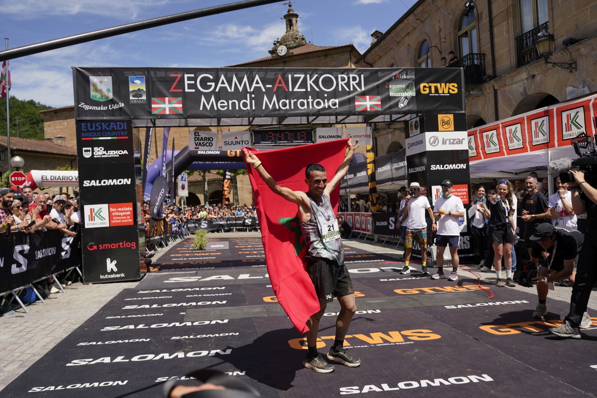 La emocionante llegada a la meta de los corredores de la Zegama-Aizkorri