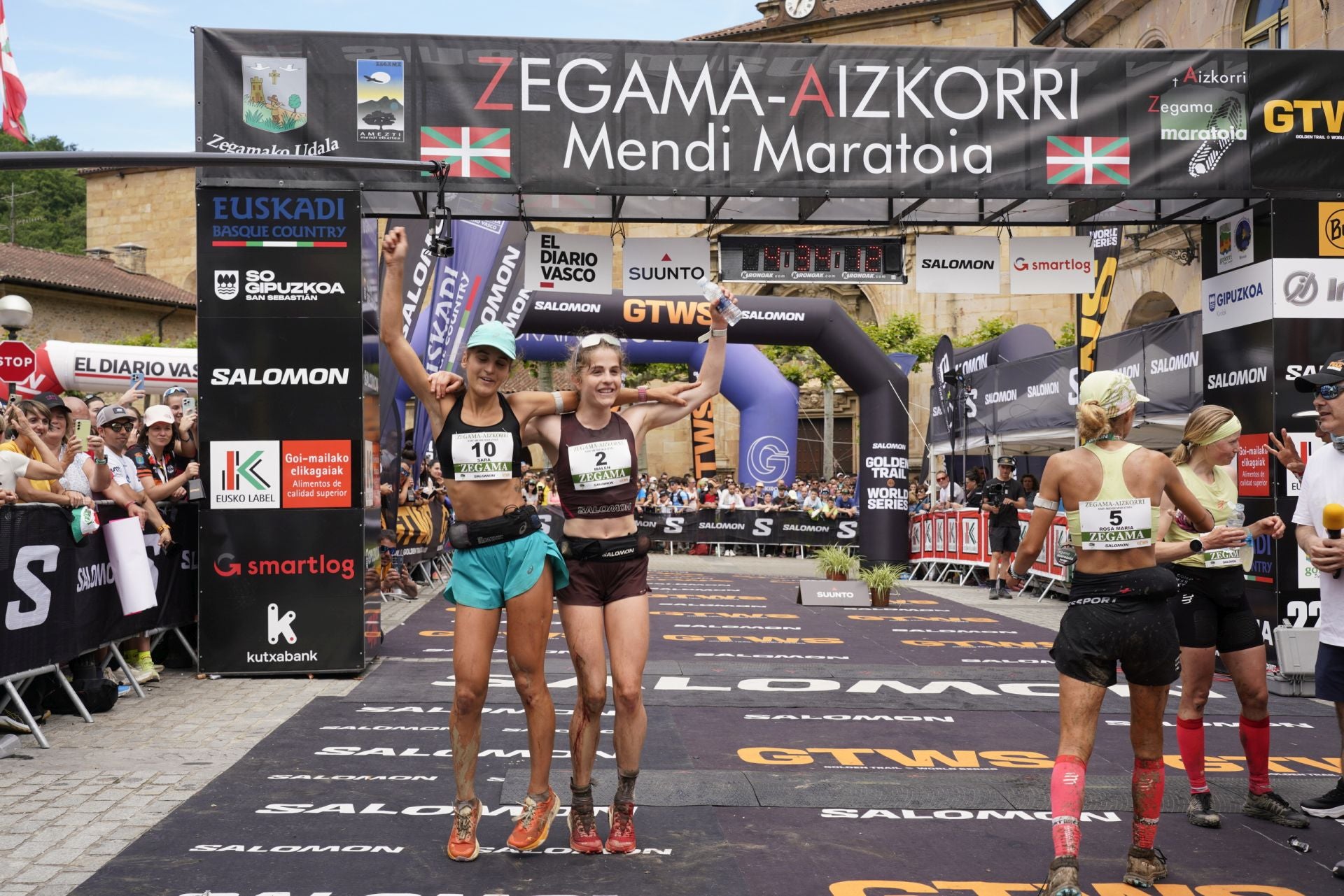 La emocionante llegada a la meta de los corredores de la Zegama-Aizkorri