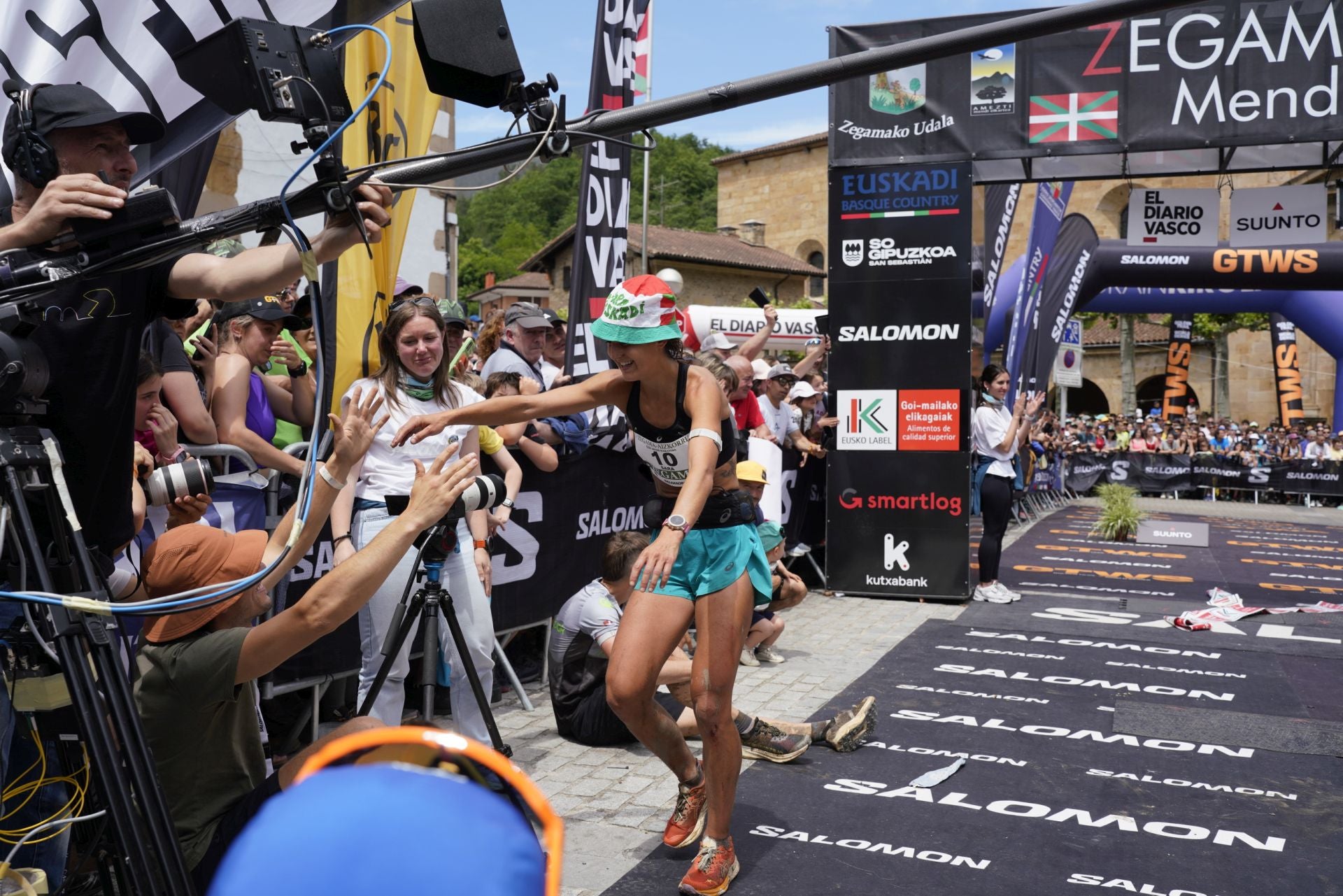 La emocionante llegada a la meta de los corredores de la Zegama-Aizkorri