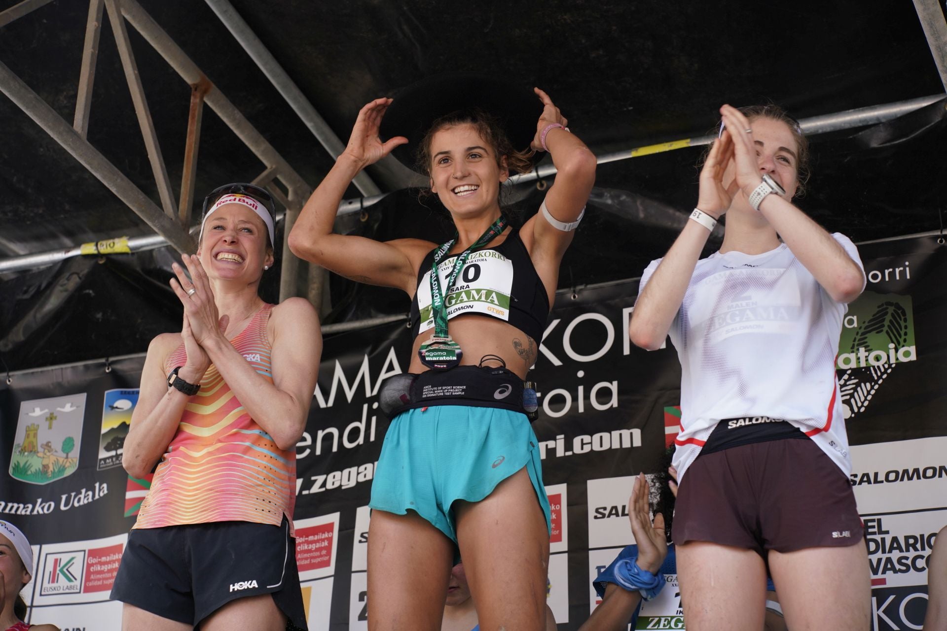 La emocionante llegada a la meta de los corredores de la Zegama-Aizkorri