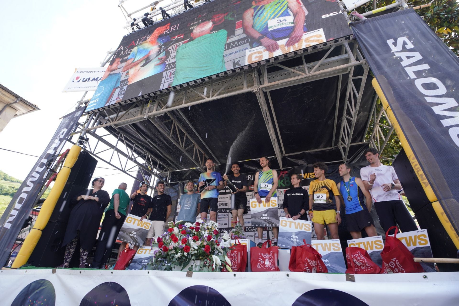 La emocionante llegada a la meta de los corredores de la Zegama-Aizkorri