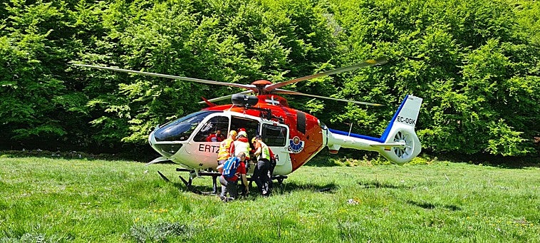 Evacuan en helicóptero un corredor de la Zegama-Aizkorri