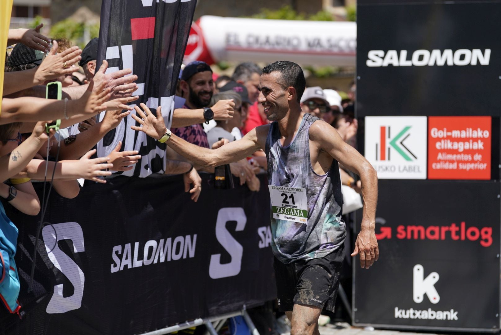 La emocionante llegada a la meta de los corredores de la Zegama-Aizkorri