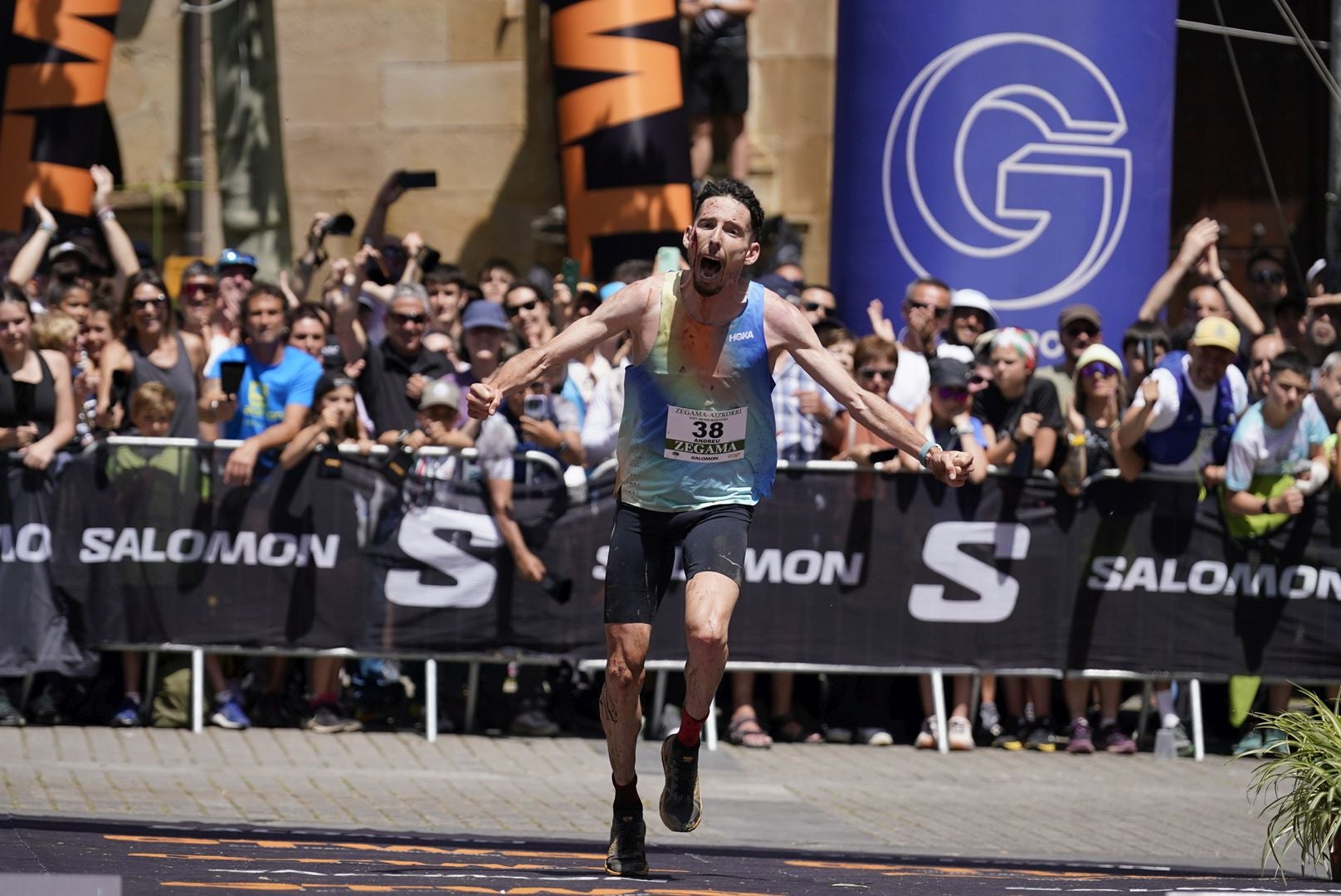 La emocionante llegada a la meta de los corredores de la Zegama-Aizkorri