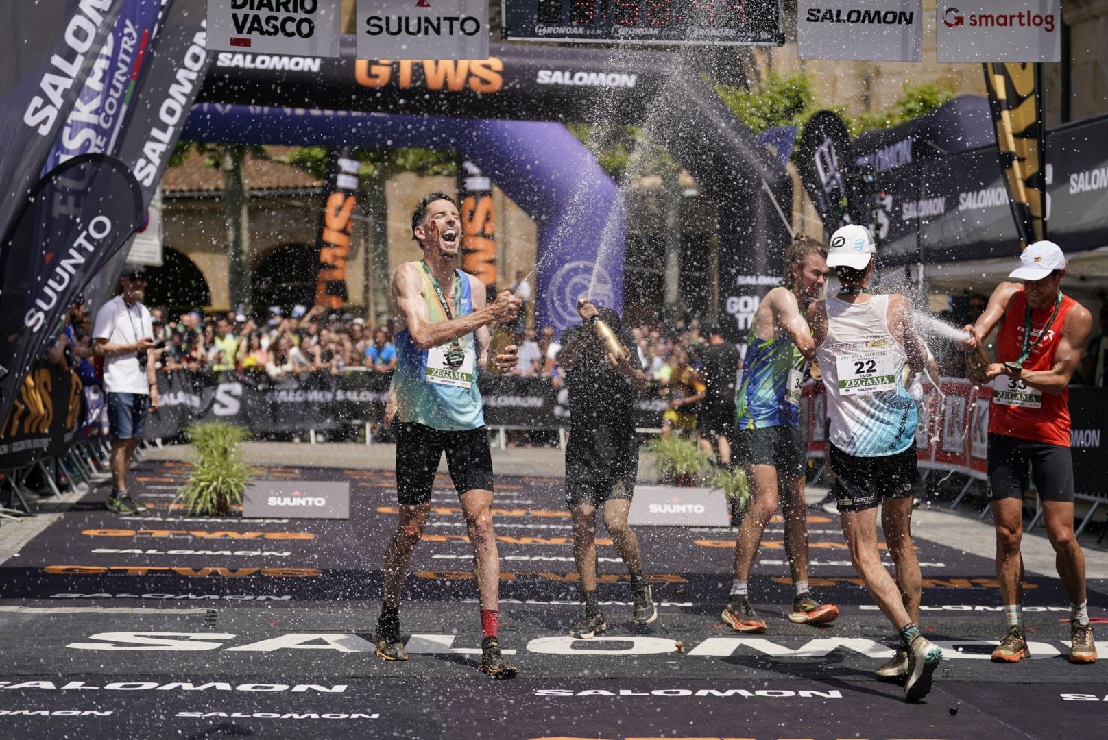 La emocionante llegada a la meta de los corredores de la Zegama-Aizkorri
