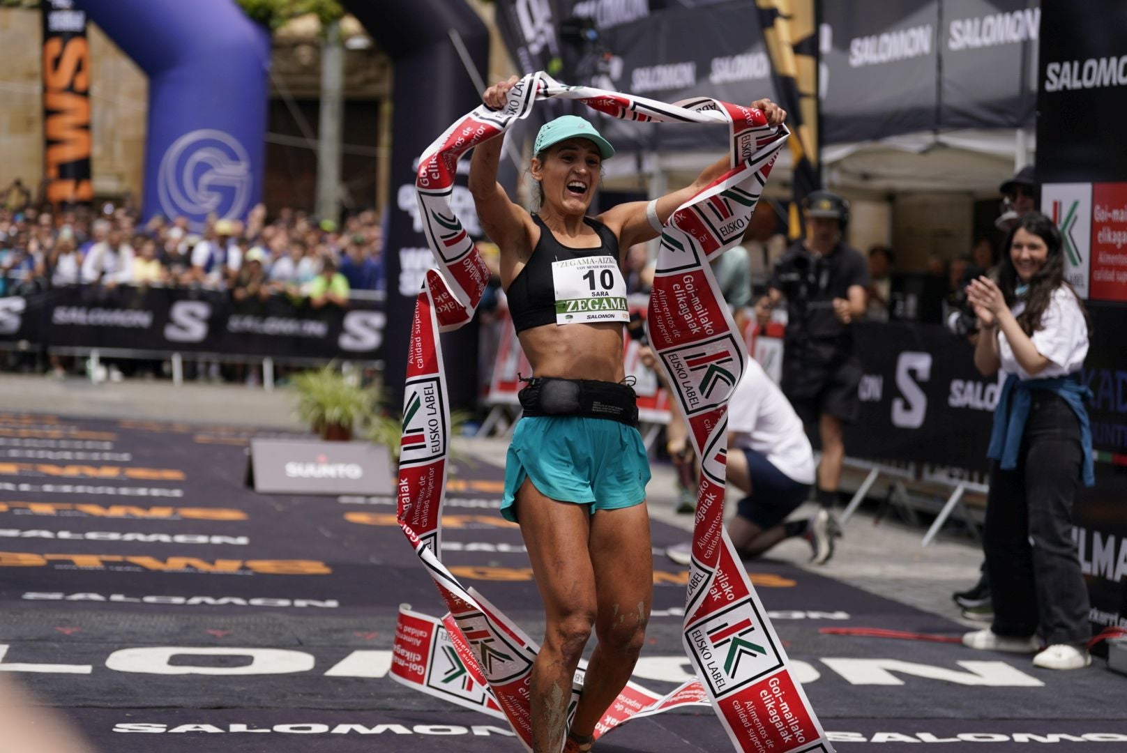 La emocionante llegada a la meta de los corredores de la Zegama-Aizkorri