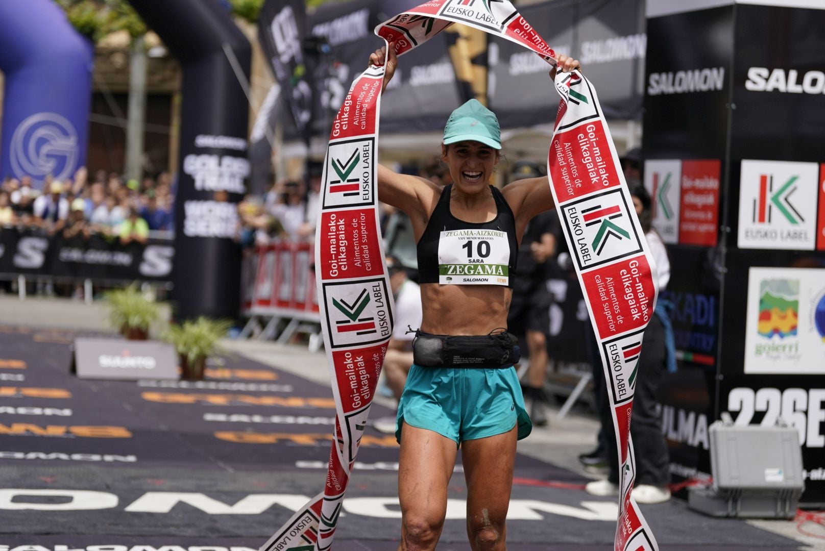 La emocionante llegada a la meta de los corredores de la Zegama-Aizkorri