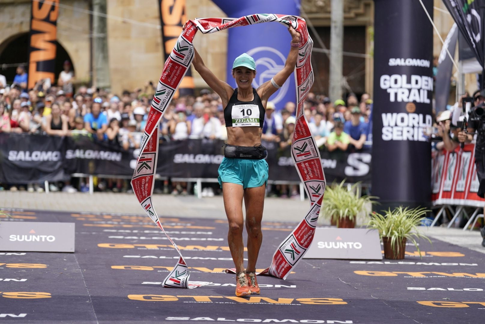 La emocionante llegada a la meta de los corredores de la Zegama-Aizkorri