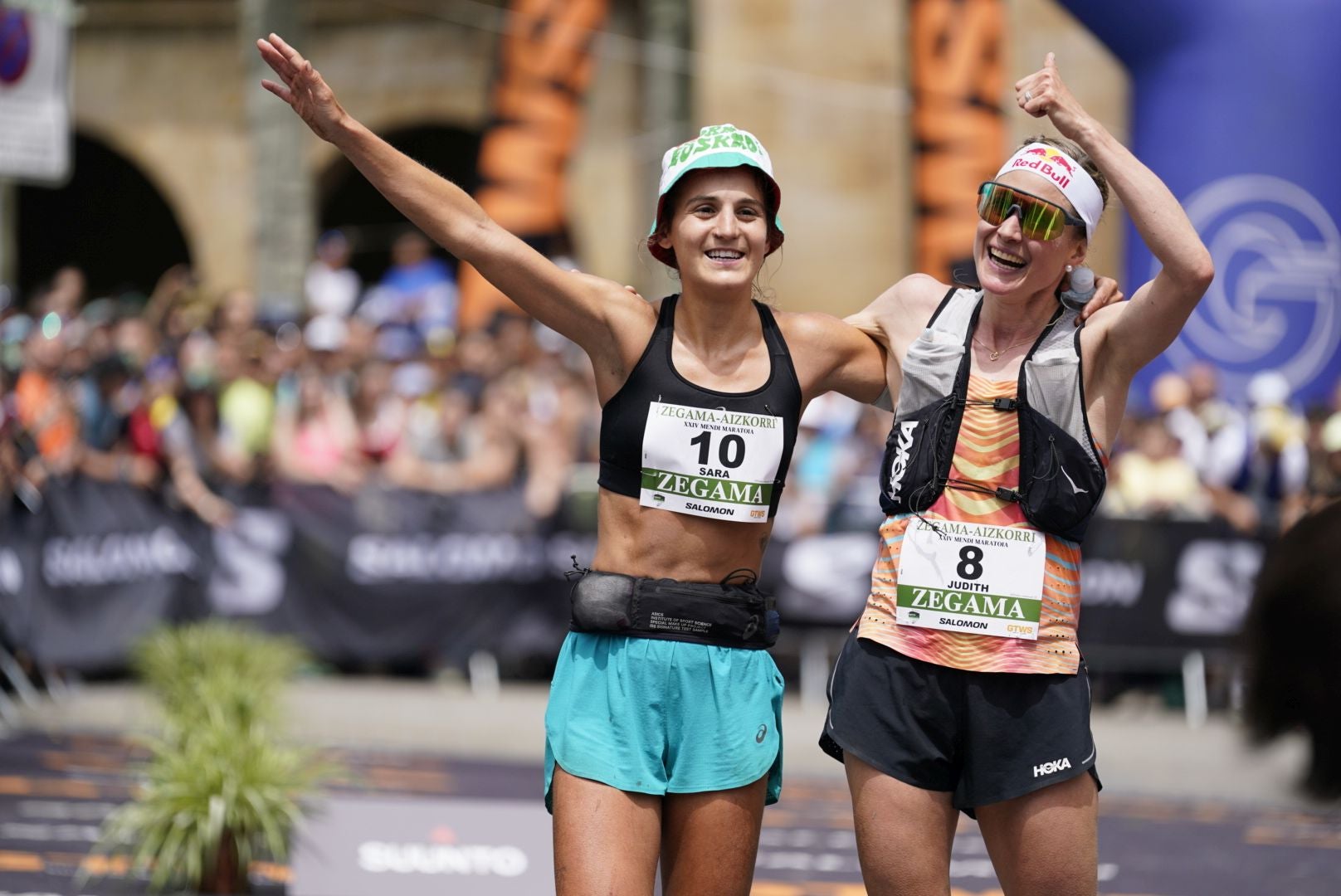 La emocionante llegada a la meta de los corredores de la Zegama-Aizkorri