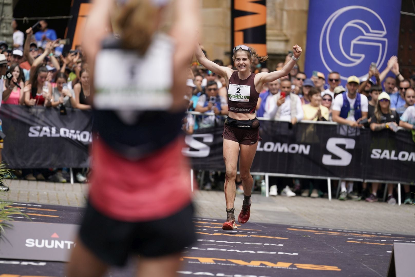 La emocionante llegada a la meta de los corredores de la Zegama-Aizkorri