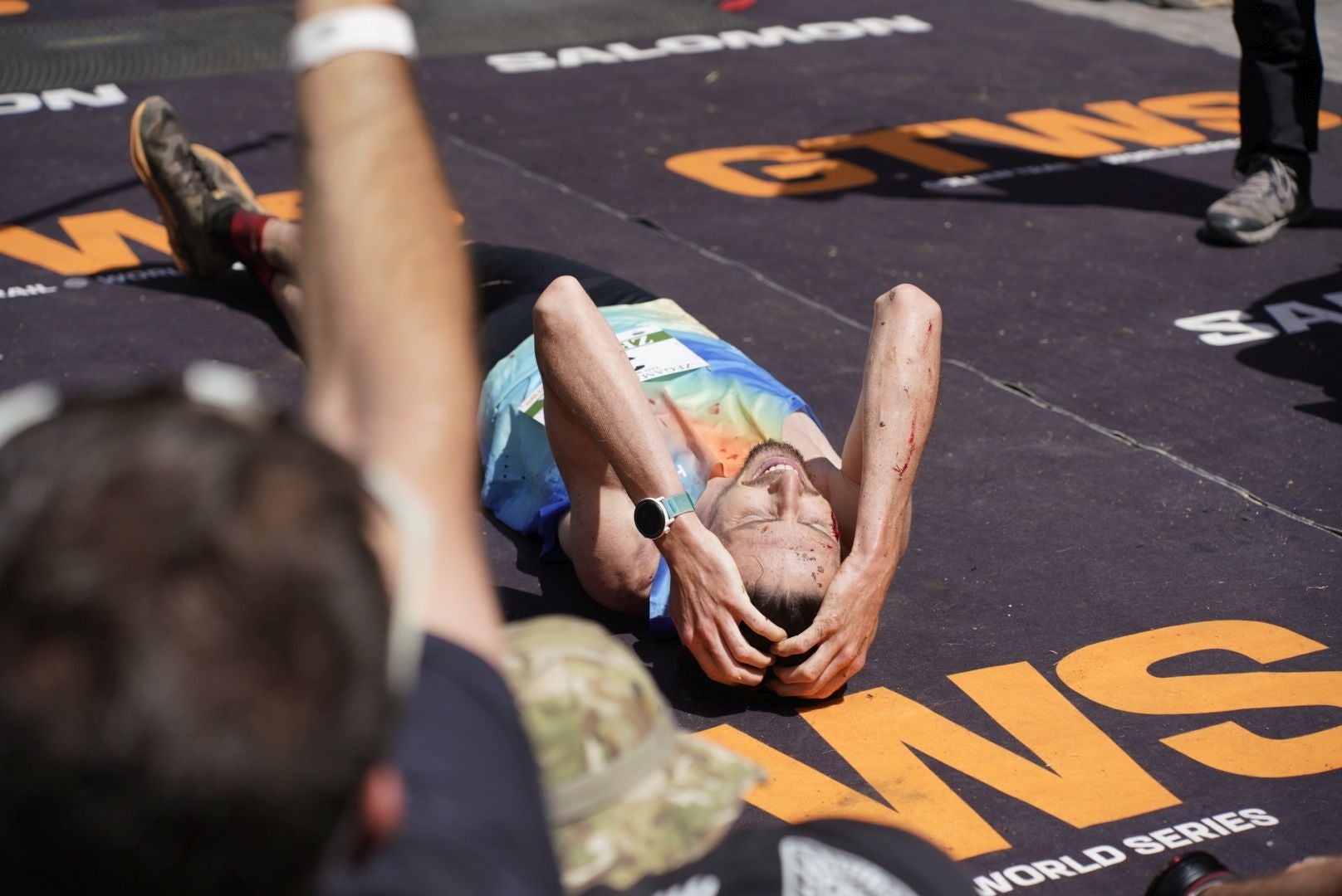 La emocionante llegada a la meta de los corredores de la Zegama-Aizkorri