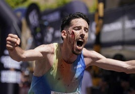 Andreu Blanes, con la cara ensangrentada llega a la meta de la Zegama-Aizkorri.