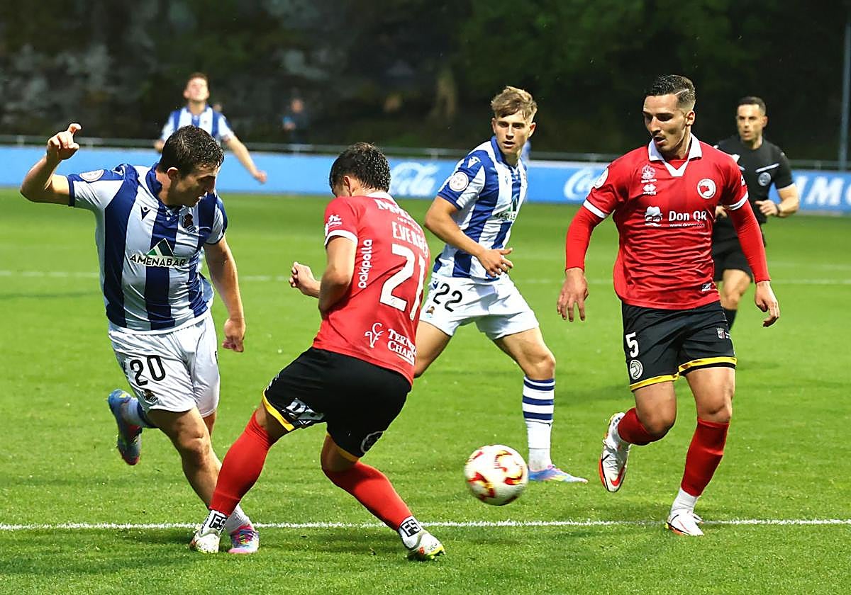Mariezkurrena pasa el balón en un partido con el Sanse ante el Unionistas en Zubieta.