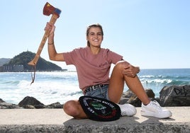 Sara Alonso alza el hacha que recibió el domingo junto a la txapela tras vencer en Zegama.