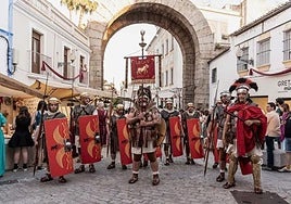 La Legio V de la asociación Recreación Histórica Oiasso cruzando el Arco de Trajano.