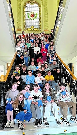 Los escolares participantes en el Pleno posaron al término de la sesión.