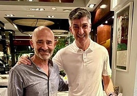 Lobato posa con Imanol en el restaurante De María, en Madrid, el pasado sábado