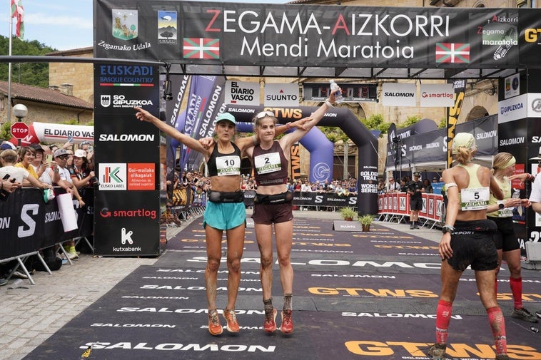 La donostiarra Sara Alonso y la oñatiarra Malen Osa, tras cruzar la meta de la carrera, que congregó a miles de personas.