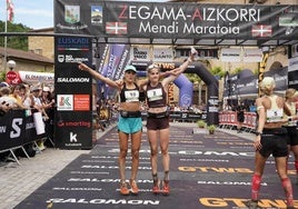 La donostiarra Sara Alonso y la oñatiarra Malen Osa, tras cruzar la meta de la carrera, que congregó a miles de personas.