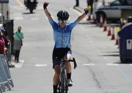 Maite Urteaga celebra su victoria en la segunda etapa, en Urnieta, que también le dio el título de campeona de Gipuzkoa élite y sub-23.