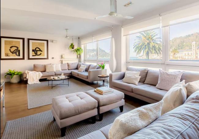 Salón del apartamento más caro en San Sebastián dentro de Airbnb para junio.