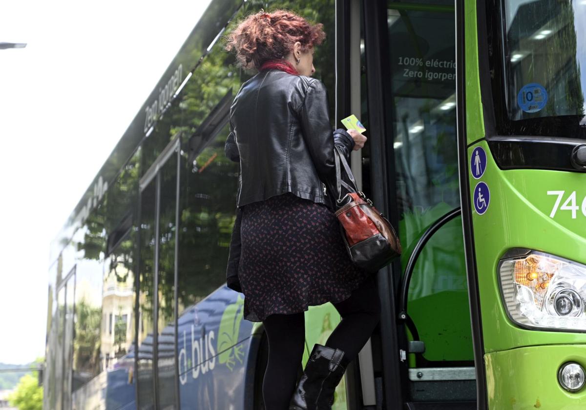 Una usuaria de los autobuses de San Sebastián señala un problema habitual: «Nadie levanta la mirada»