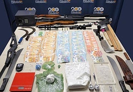 Material encontrado en la vivienda del detenido en Irun, con rifles, machetes, cuchillos y guadañas.