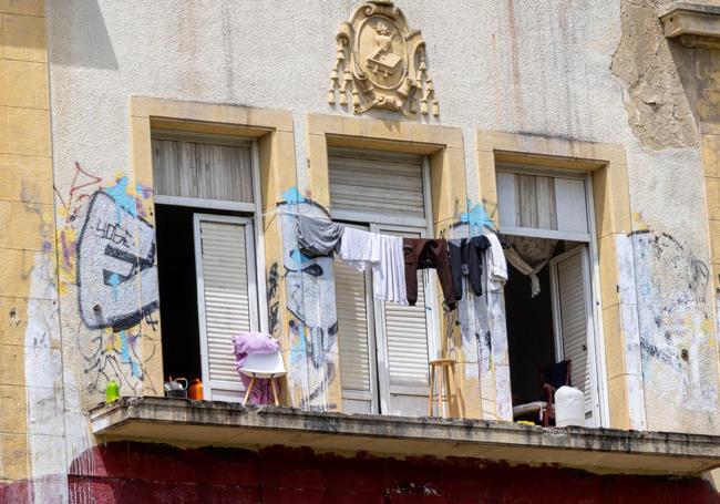 Ropa tendida este lunes por la mañana en el edificio desalojado