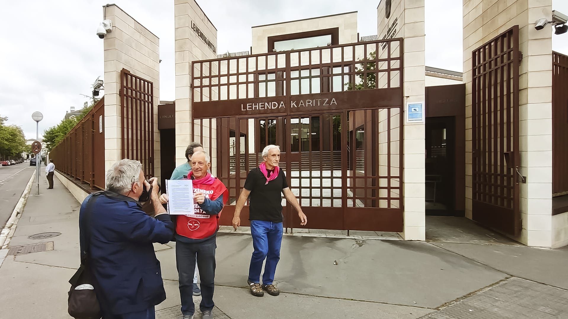 Los portavoces de los pensionistas vascos a su salida de Lehendakaritza