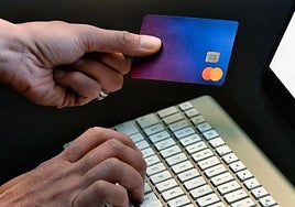 Imagen de un usuario utilizando una tarjeta.