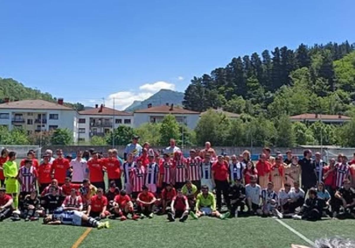 Foto de familia de los equipos participantes en el encuentro genuine organizado por la UDA y la asociación Aratz.