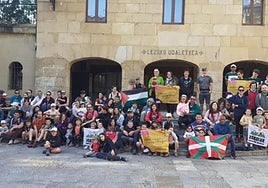 Buena parte de las familias que tomaron parte en los actos organizados como despedida a la cuarta edición de Euskaraldia.