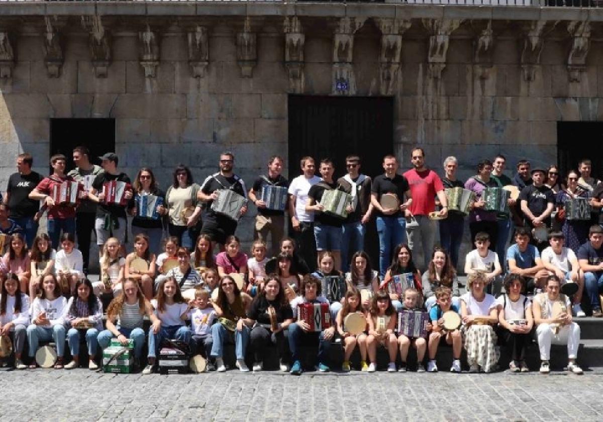 Eguraldi onak eta giro ezin hobeak lagunduta, dozenaka trikitilari eta panderojole elkartu ziren IV. Trikiti Eguna ospatzeko.