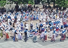 La unión de los grupos de dantzaris hizo que el espectáculo reuniera un gran colorido.