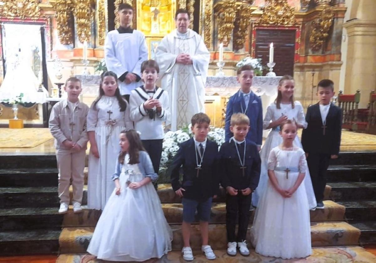 Los niños y niñas que el pasado domingo realizaron la primera comunión con el párroco Fernando Altolaguirre.