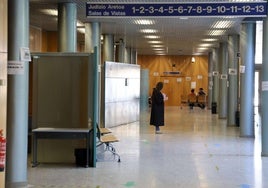 Una mujer espera la celebración de una vista en los juzgados de Atotxa, en Donostia.
