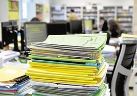 Procedimientos acumulados en la mesa de un juzgado.