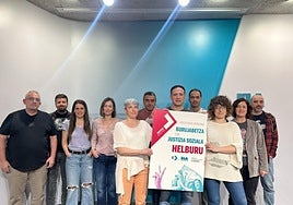 Mitxel Lakuntza sostiene ayer un cartel del Congreso junto a otros miembros de la dirección de ELA.