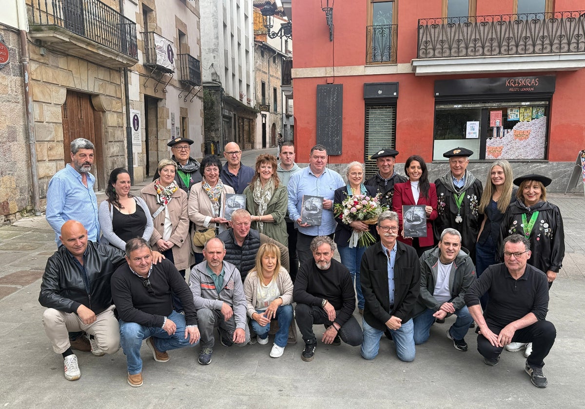Posaron frente al Museo D'Elikatuz los miembros de Jakitea y la Cofradía de Idiazabal junto a los autores del libro 'Artzainak eta Sukaldariak'.