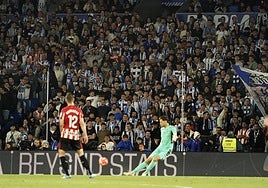 Remiro despeja el cuero ante Guruzeta en el derbi del pasado 4 de mayo